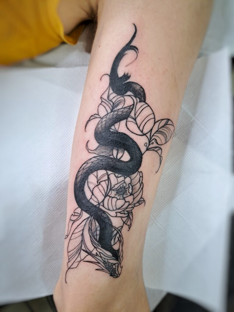 Tatuador en Arcos de la Frontera – cover de tatuaje personalizado en brazo